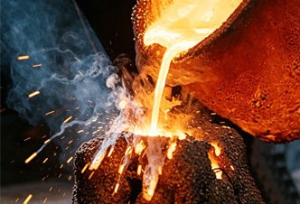 High-temperature pouring of premium 88% copper bronze alloy at the foundry, ensuring structural strength and corrosion resistance for large outdoor sculptures