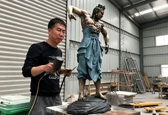 Chemical patina surface finishing on an outdoor bronze sculpture at Wensculp foundry