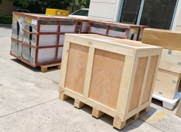 Professional ISPM 15-compliant, steel-reinforced wooden crating solutions for the safe international sea freight of extra-large monumental bronze statues