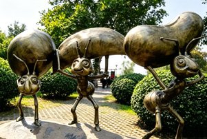 Bronze butterfly and frog garden ornaments for children's playgrounds and botanical gardens