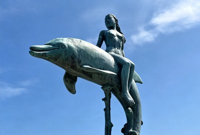 Custom-bronze-dolphin-fountain-sculpture-for-coastal-projects