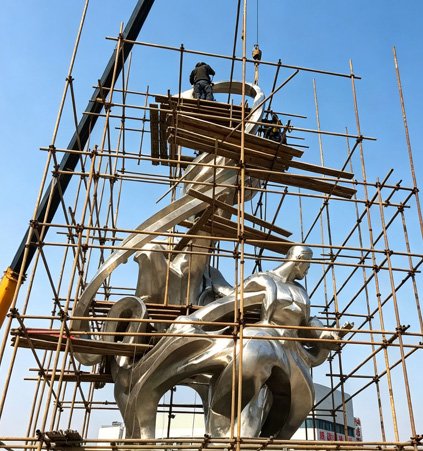 On-site construction showing Public Sculpture Safety & Structural Integrity with internal galvanized steel armatures and FEA analysis for high-wind resistance.