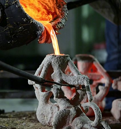 Traditional molten bronze pouring process achieving Superior Aesthetic Synergy through bespoke material selection and master-level craftsmanship for landscape projects.
