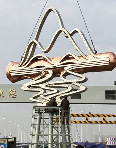 Professional crane installation of a monumental Modern abstract landmark , demonstrating our expertise in Municipal & Urban Plaza Sculpture Applications and Structural engineering for public projects.