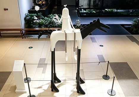 Modern white and black artistic horse sculpture in a luxury hotel, showcasing Wensculp's Bespoke Lobby & Entrance Sculpture Solutions designed to perfectly encapsulate a property’s unique brand DNA.
