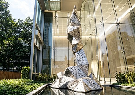 Geometric mirror-polished stainless steel crystalline installation by a pool, illustrating our Bespoke Outdoor Landscape Sculptures engineered for hotel gardens with superior corrosion resistance.