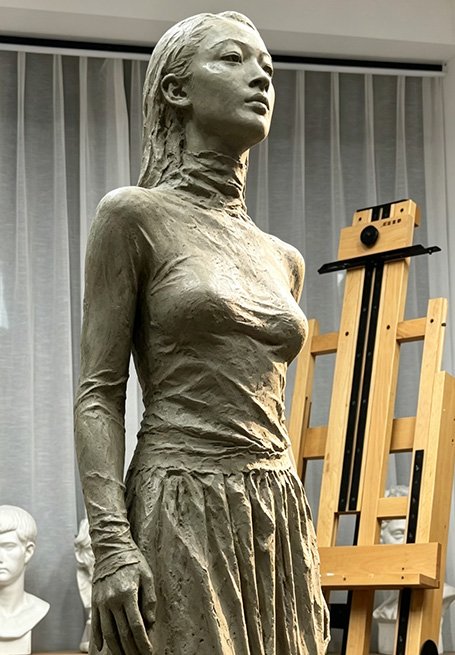 Exquisite Bespoke Figurative Portraiture clay model in a master studio, showcasing Wensculp's Digital-to-Physical Verification Workflow and high-fidelity restoration for Art Dealers & Individuals.