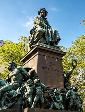 Monumental outdoor statue illustrating various Coloring Techniques for Bronze Sculptures, including Chemical Thermal Patination and Antique Green for a timeless historical aesthetic.