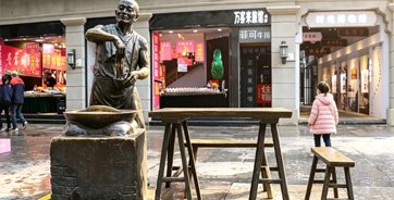 Hot Dry Noodles – Bronze Sculpture – Located on Jianghan Road, Hankou, Wuhan, Hubei Province / Hankou Water Tower Historic District (Yikangli Pedestrian Street)