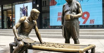 Cooling Off – Location: Jianghan Road Pedestrian Street, Hankou, Wuhan, Hubei Province