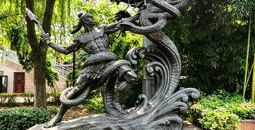 “Battle Against Xiangliu” – Bronze Sculpture – Height: approx. 3.8 meters – Location: Dayu Mythology Park, Hanyang Riverside Park, Wuhan, Hubei Province