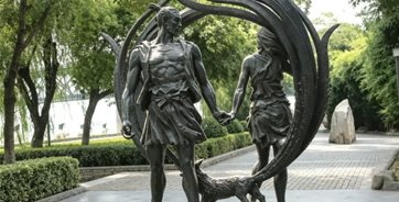 The Nine-Tailed Fox Seeks a Mate – Bronze Sculpture – Height: approx. 3.8 meters – Location: Dayu Mythology Park, Hanyang Riverside Park, Wuhan, Hubei Province