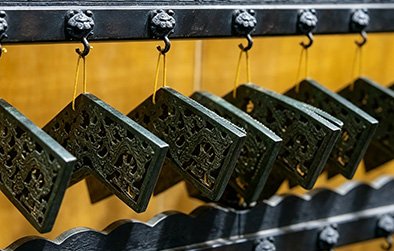 Bianqing L-shaped stone chimes with cast bronze frame
