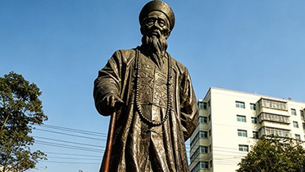 Large outdoor bronze statue of Zhang Zhidong, a historical portrait figure sculpted with faithful likeness for a public plaza